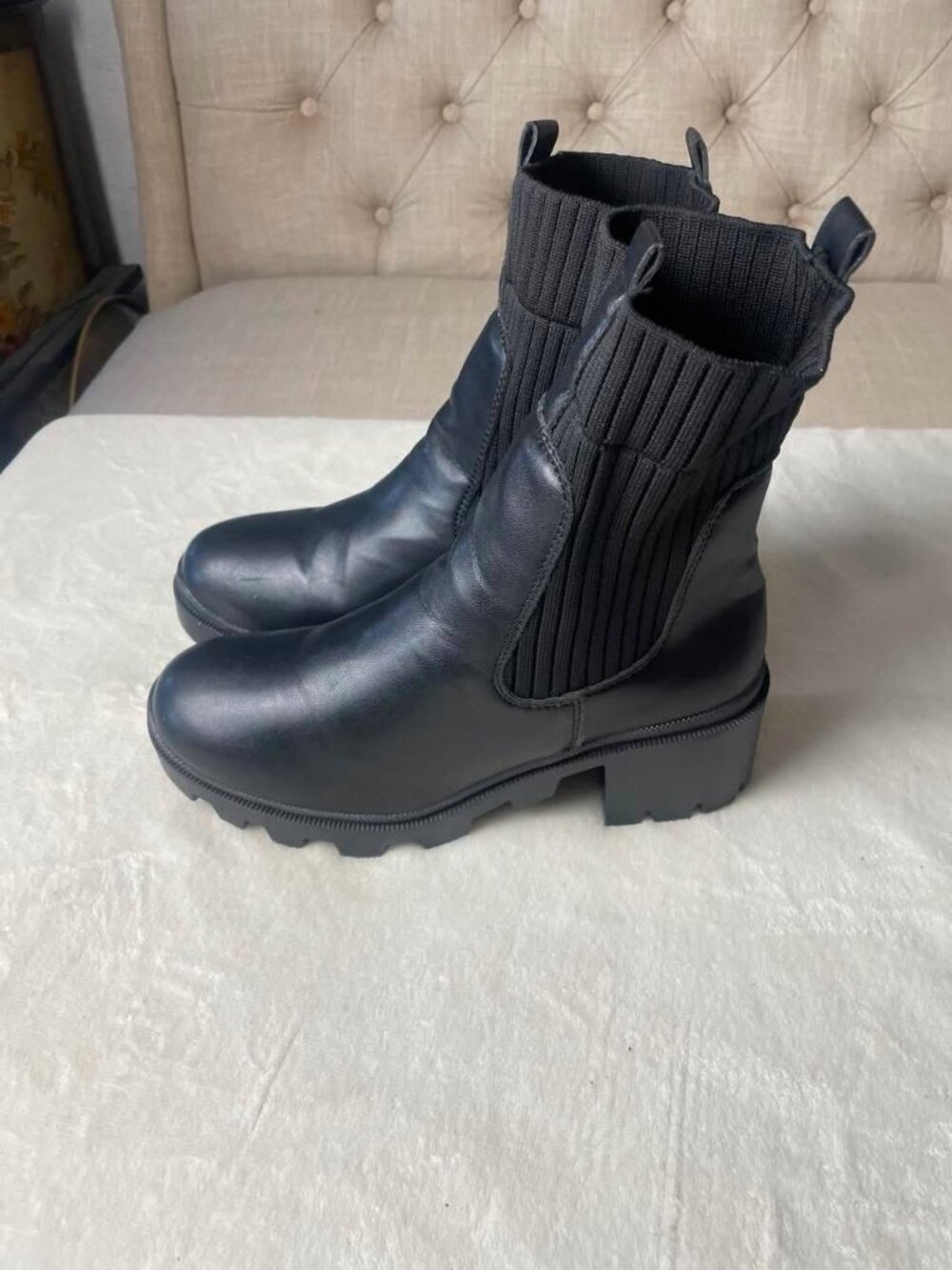 NWOB Women's Unbranded Chelsea Black Booties size 8.5
